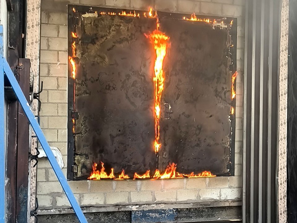 Πυράντοχη δίφυλλη πόρτα AMP για ψυκτικούς θαλάμους