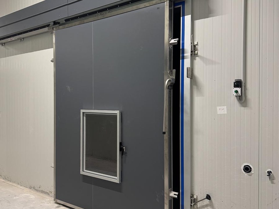 Κατασκευή & τοποθέτηση συρόμενων πορτών ελεγχόμενης ατμόσφαιρας βαρέως τύπου