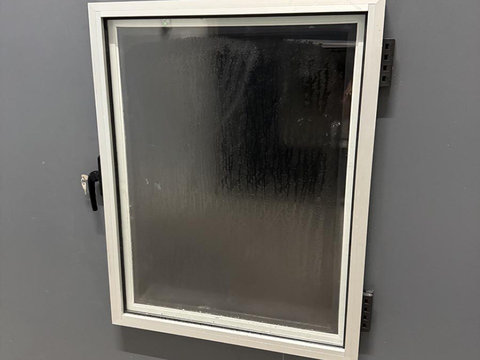 Κατασκευή & τοποθέτηση συρόμενων πορτών ελεγχόμενης ατμόσφαιρας βαρέως τύπου